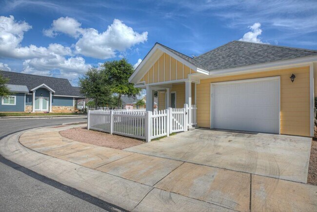 Building Photo - 1365 Hanz Dr