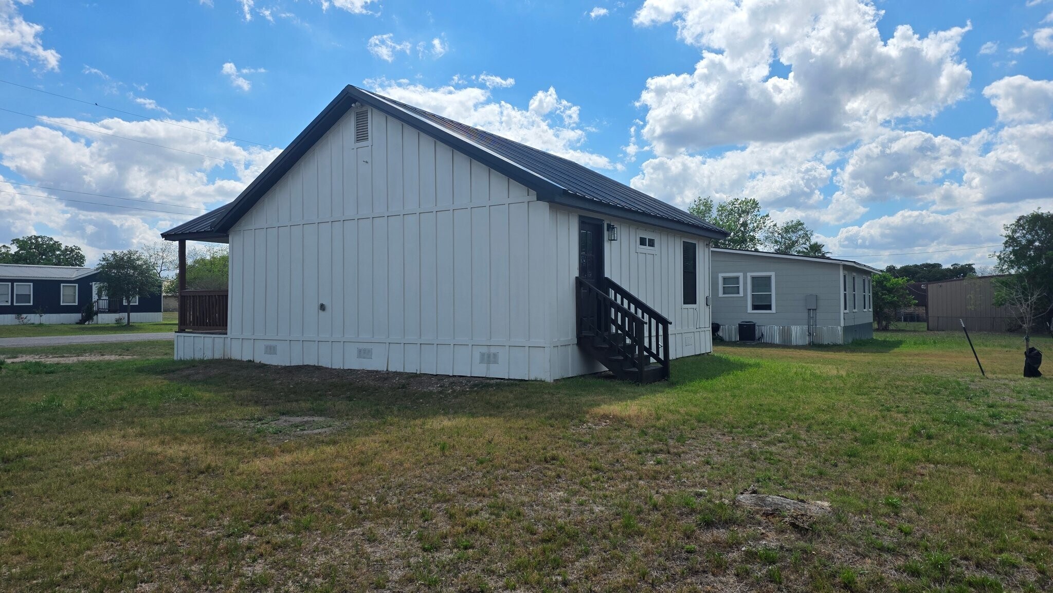 Building Photo - 607 E 12th St