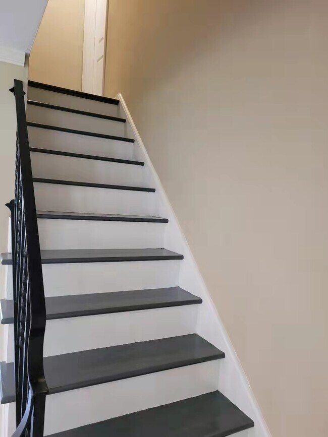 Building Photo - 520 Williamsburg Rd