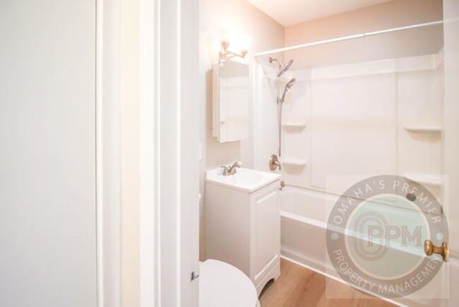 Building Photo - 2 Bed 1 Bath House Located In Council Bluf...