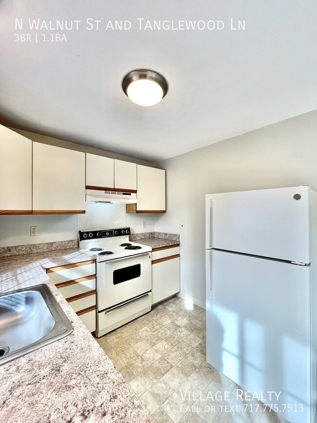 Building Photo - 492 N Walnut St