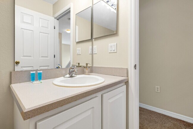 Building Photo - "Furnished 4-Bedroom Pool Home – Comfort and Style in Davenport"