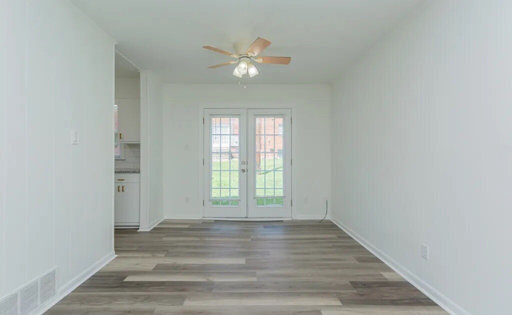 Building Photo - Room in Townhome on Greenbriar Rd