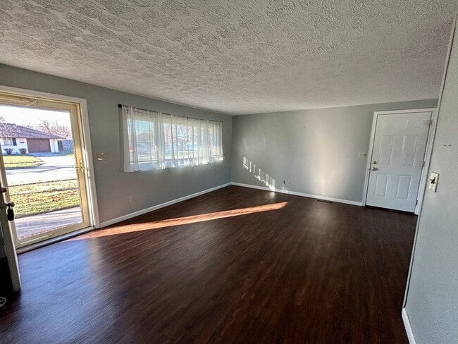 Building Photo - 3 bed 1 bath close to shopping, schools, parks and more!