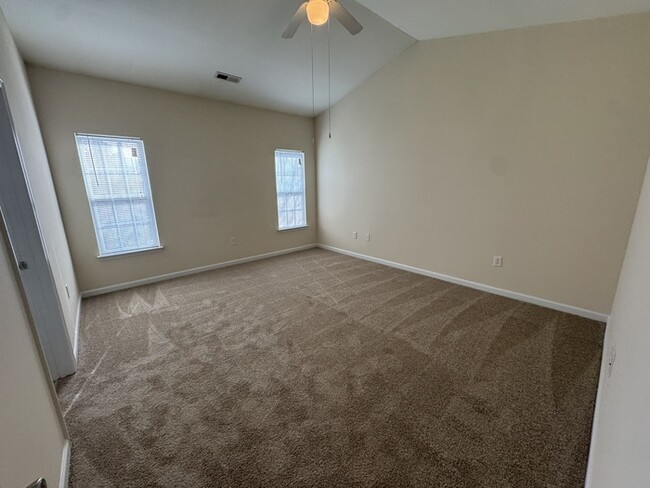 Building Photo - Beautiful 3 Bedroom in Cary Available NOW!