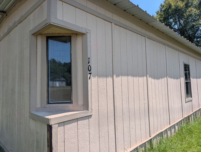 Building Photo - 107 Country Ln
