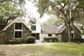 Building Photo - Available 6/15. Stunning, Fully-Rennovated...