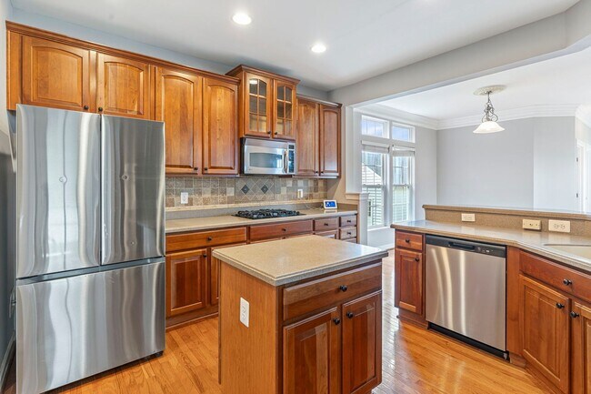 Building Photo - Spacious Home in Port Potomac