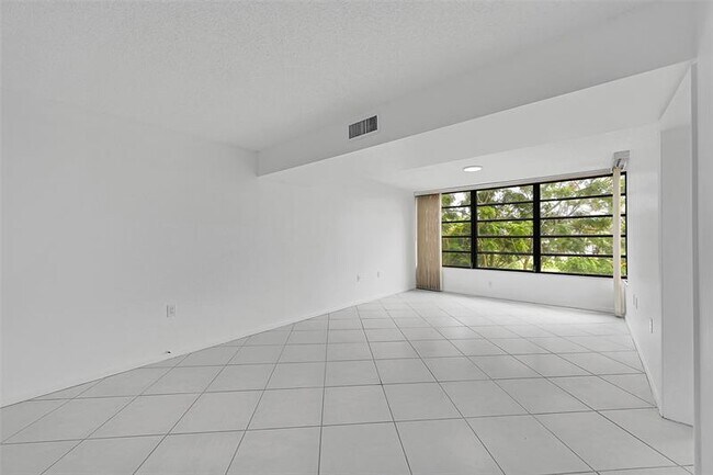 Building Photo - 1703 Whitehall Dr