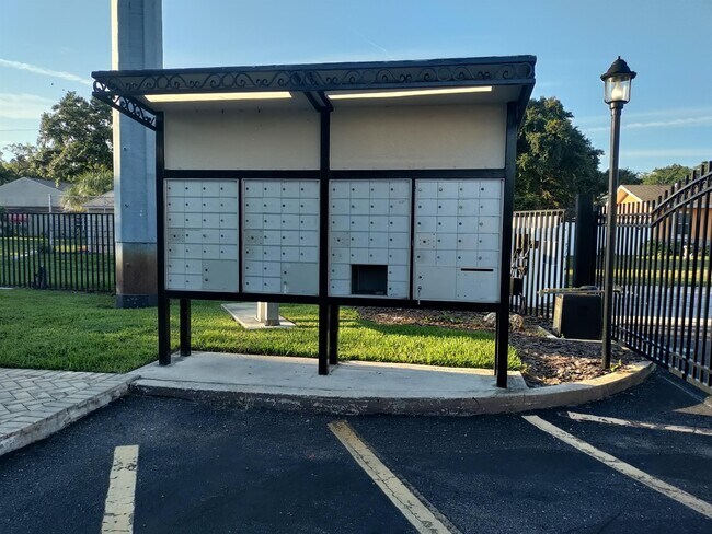 Building Photo - 720 Lyndhurst St