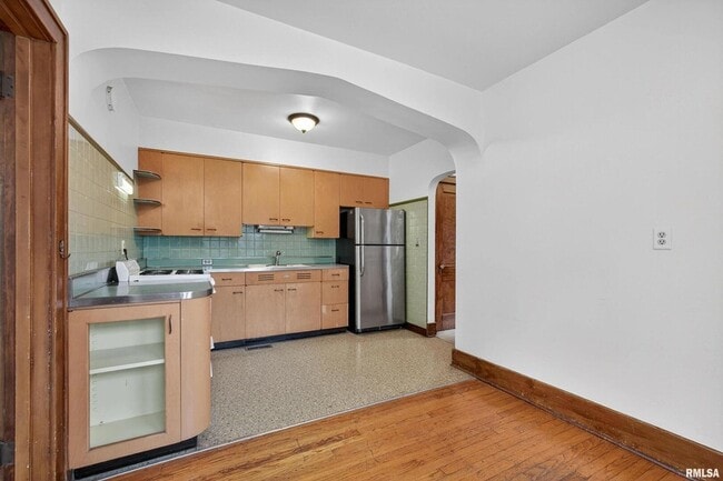 Building Photo - 318 W Columbia Ave