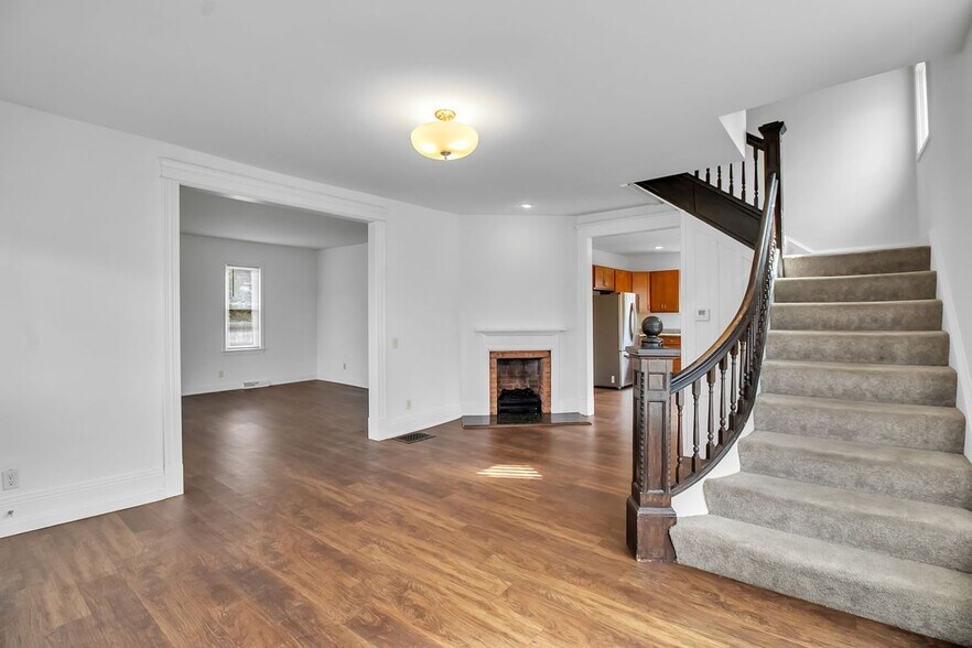 Building Photo - 5849 Broadway, 8