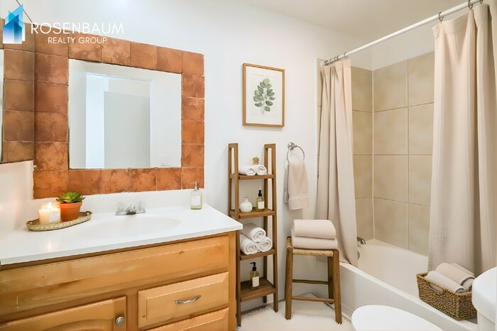 Building Photo - 354 W Delano St