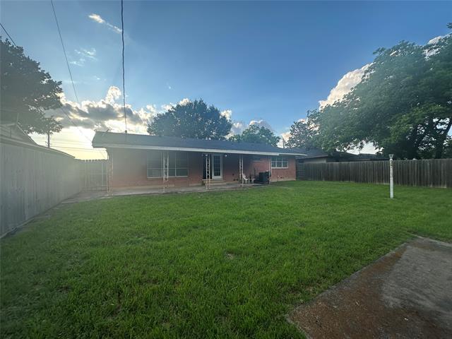 Building Photo - 304 N Central Expy