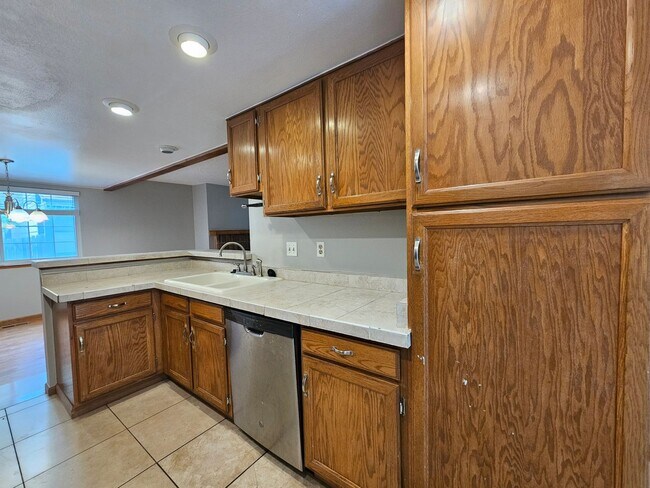 Building Photo - Aurora Highlands 3 Bed 2 1/2 Bath House w/...