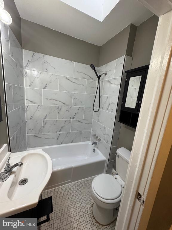 Building Photo - 1321 Cambria St