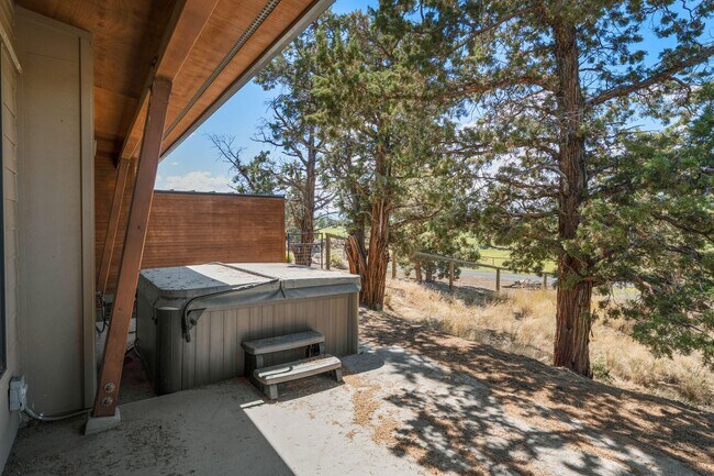 Building Photo - 64144 Pioneer Loop
