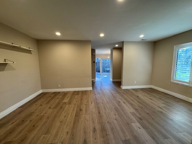 Building Photo - Updated 2 story 3 bedroom townhome in Main...