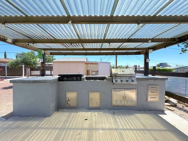 Building Photo - East/Central El Paso 3bed/1bath Refrig A/C with Outdoor Kitchen Oasis!