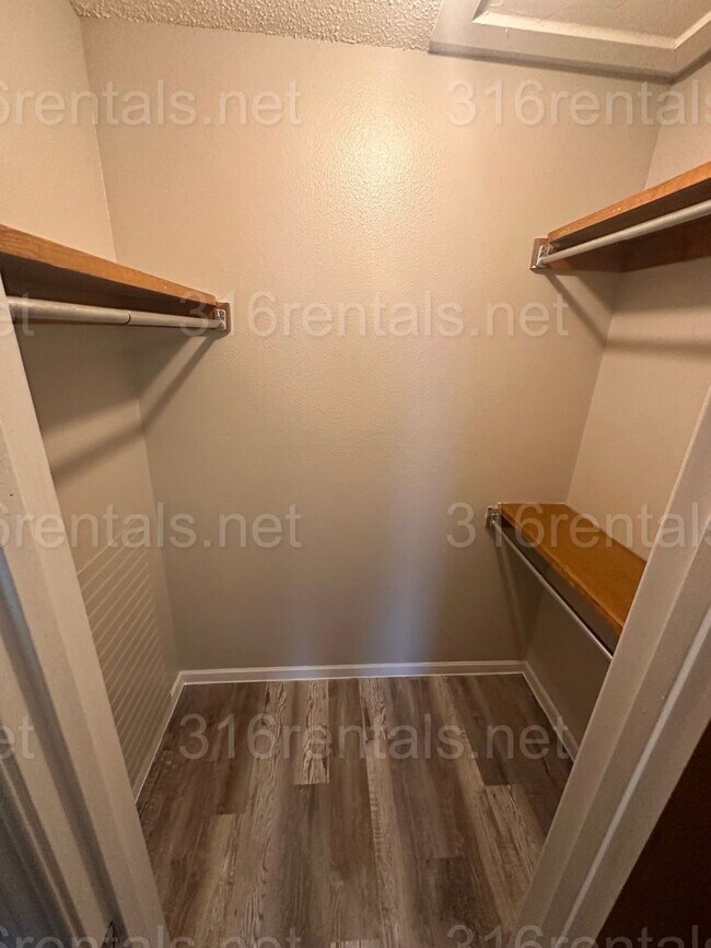 Building Photo - $925 - 2 bedroom 1 bath - Beautiful apartm...