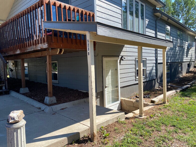 Entry - 923 N 7th St