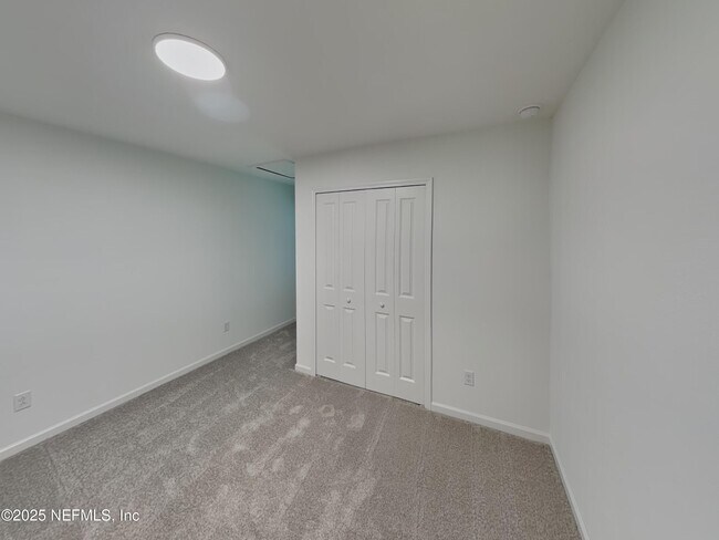 Building Photo - 586 Holly Lks Dr