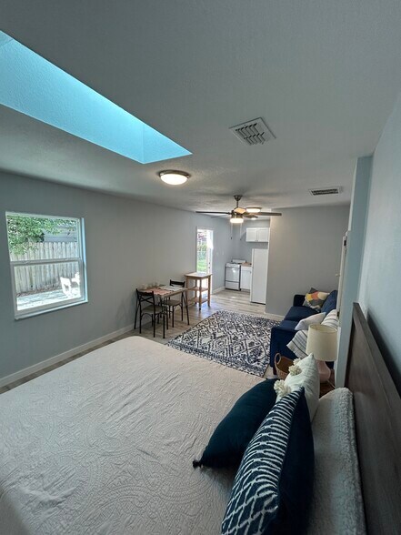 Building Photo - 3219 Roscoe Ave