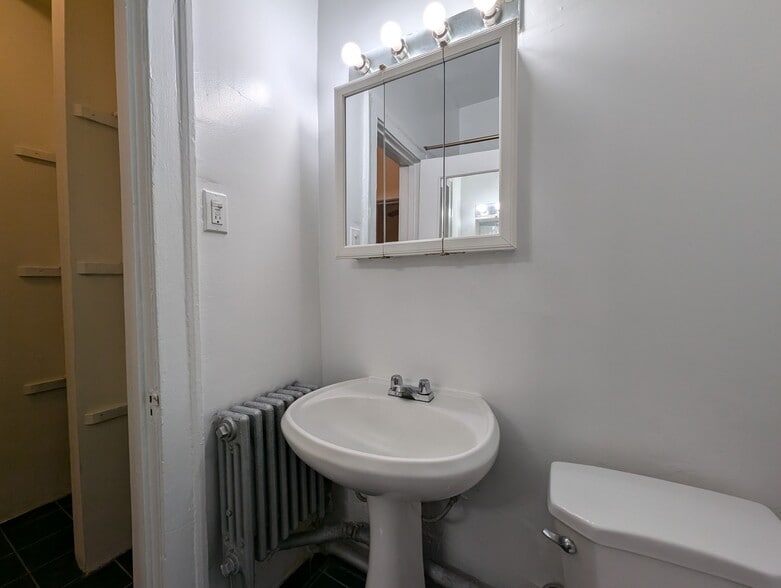 Building Photo - 4851 N Damen Ave