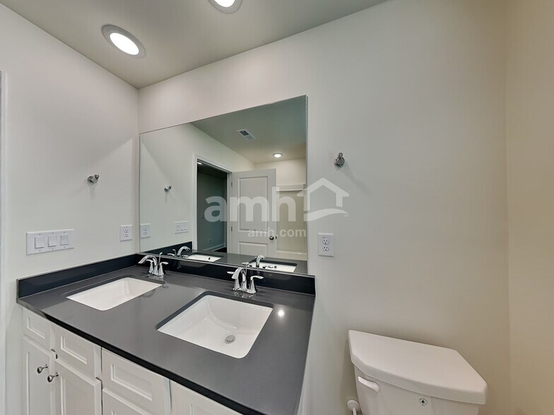 Building Photo - 303 Pecan Dr