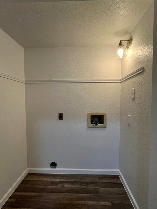 Building Photo - 6862 S Creek Dr
