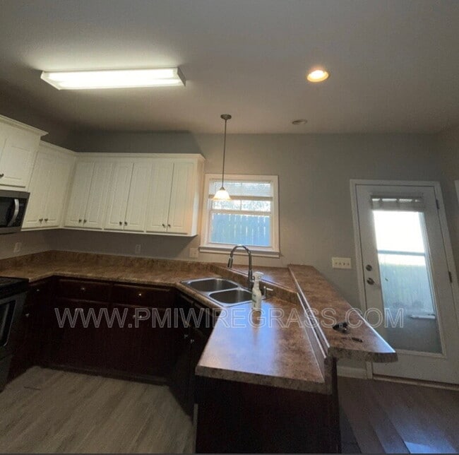 Building Photo - 106 Hidden Sunset Dr