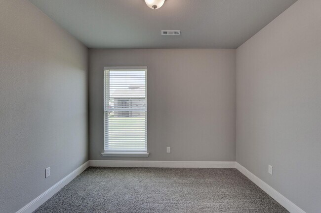 Building Photo - 802 Delaney Dr