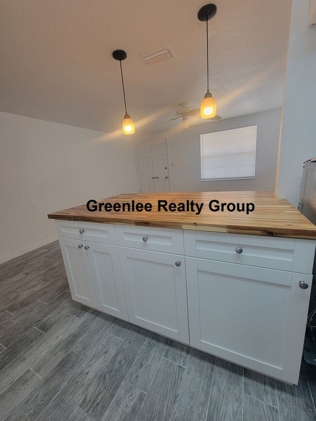 Building Photo - Adorable 2 Bed/2 Bath Villa in the 55+ New...