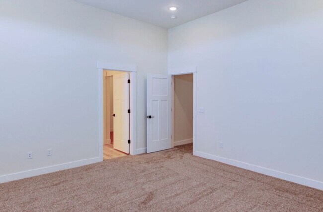 Building Photo - 2875 W Cody Dr