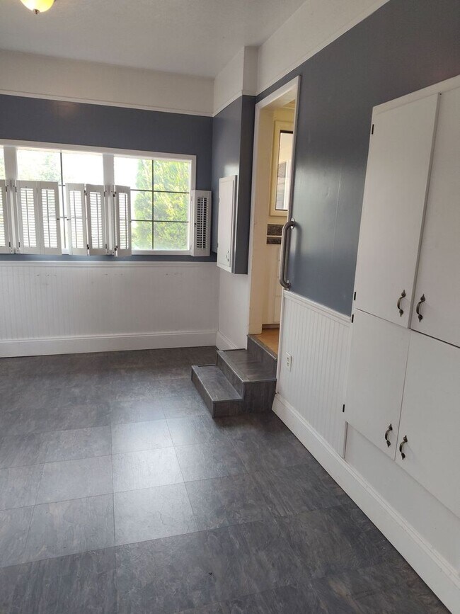 Building Photo - Large 4 Bedroom Orchards Home with private...