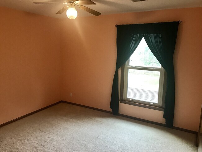 Building Photo - {15031} Charming Two Story Home + Huge, Fenced Yard + Cul de Sac
