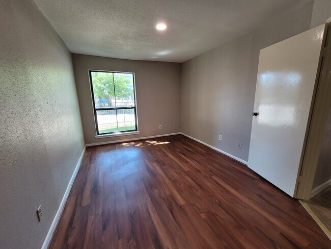 Building Photo - 2814 S Bartell Dr