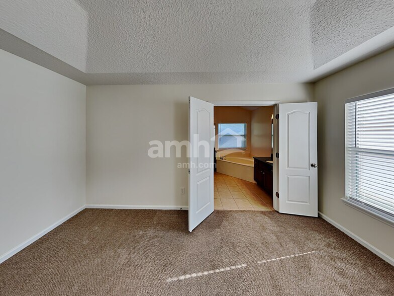 Building Photo - 304 W Silverthorn Ln