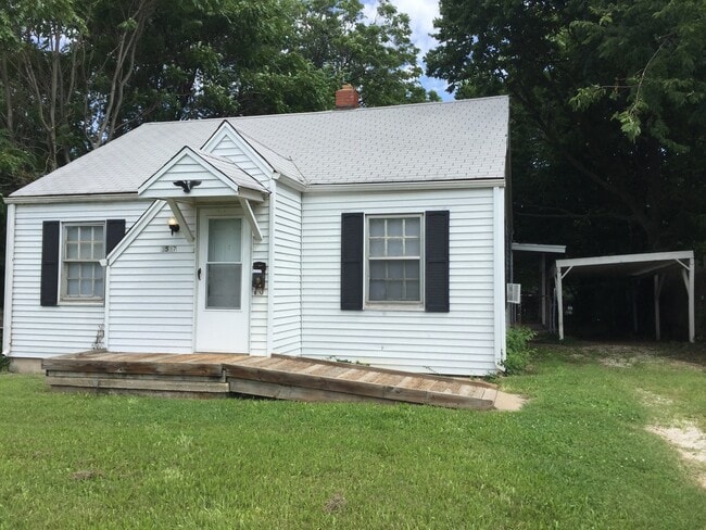 Primary Photo - 2 Bedroom 1 Bath Bungalow $795! Central He...