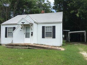 Building Photo - 2 Bedroom 1 Bath Bungalow $795! Central He...