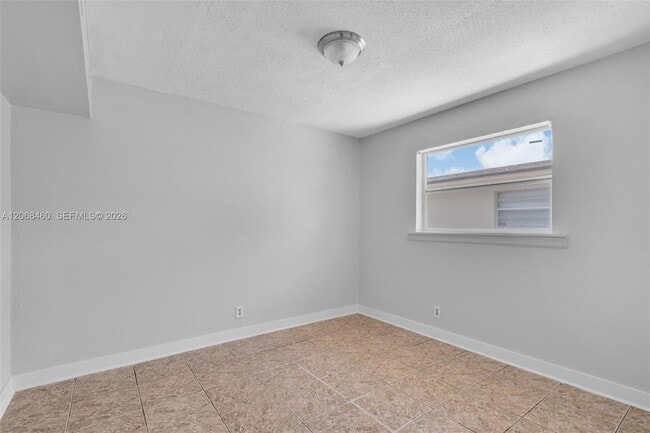 Building Photo - 632 SW 16th Ave