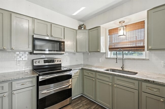 Building Photo - 205 Davis Rd