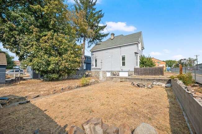 Building Photo - Charming 3 Bed 2 Bath Emerson Garfield Rem...