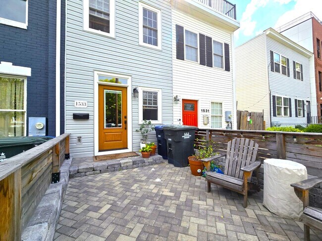 Building Photo - Spiffy 3 Bedroom, 2 Full Bathroom Rowhome just steps from Lincoln Park!!