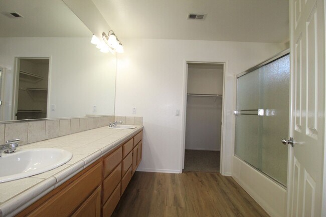 Building Photo - Large Ventura Home with Community Pool