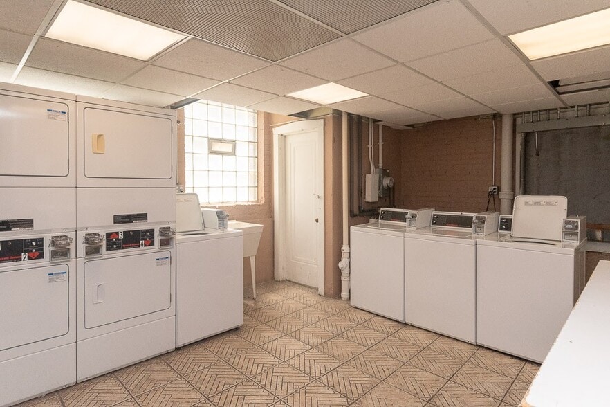 Building Photo - 516 W Melrose St