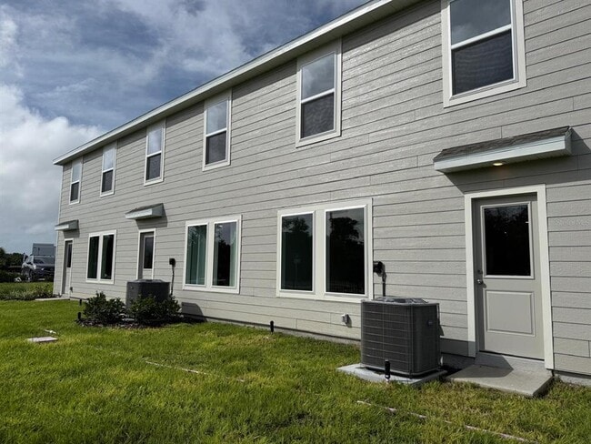 Building Photo - 1231 Orion St