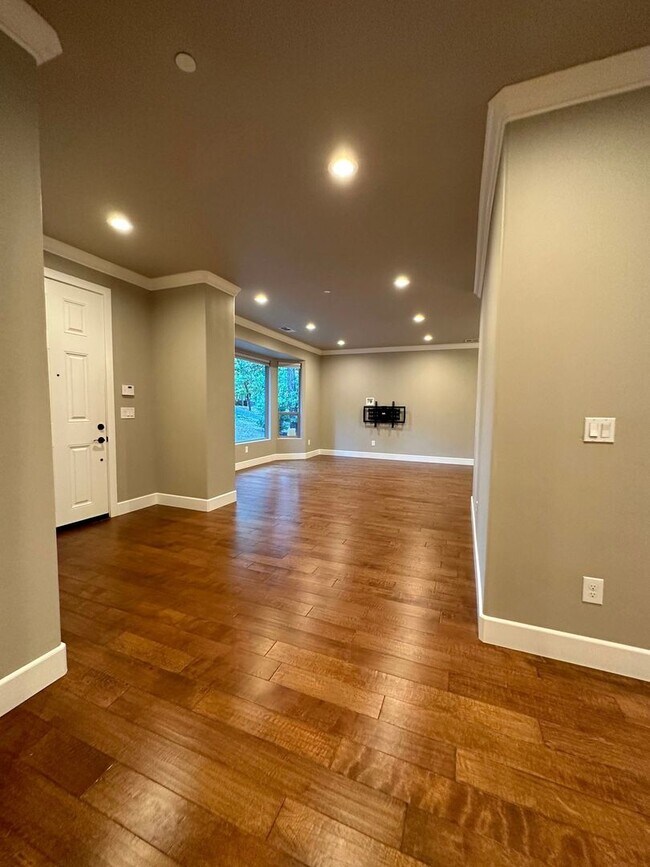 Building Photo - 4 Bedroom 2.5 Bath Foresthill rental oppor...