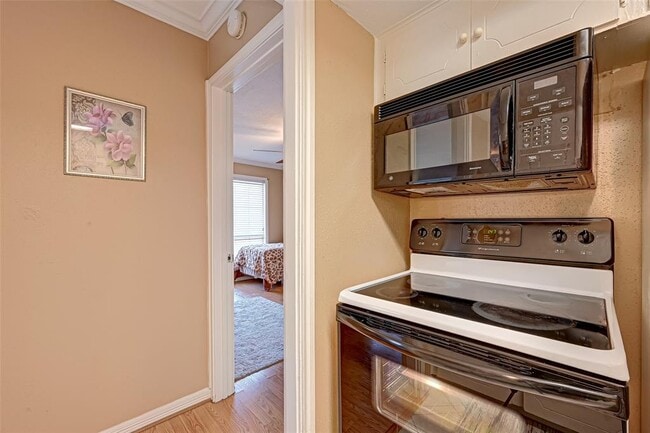 Building Photo - 2101 Fountain View Dr