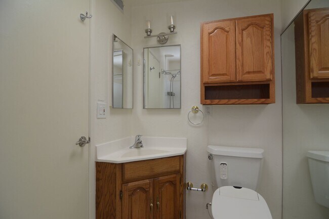 Building Photo - Well Maintained 2 Bedroom 1 Bath Townhouse! East Tucson Location!